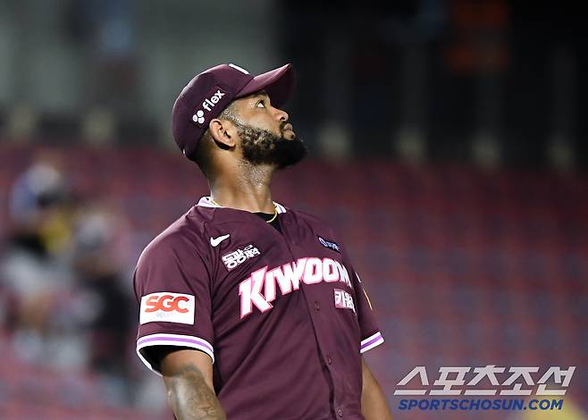 10일 서울 잠실구장에서 열린 키움-LG전. 7회말 1사 1루 박관우에게 동점 투런포를 허용한 알칸타라가 타구를 바라보고 있다. 잠실=정재근 기자 cjg@sportschosun.com/2025.7.10/