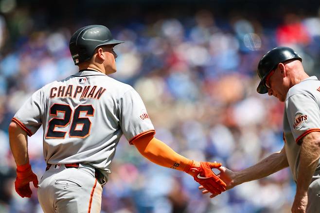 맷 채프먼이 6회 투런홈런을 터뜨린 뒤 홈인하고 있다. AFP연합뉴스