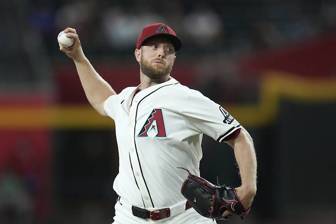 애리조나 다이아몬드백스 메릴 켈리가 21일(한국시각) 체이스필드에서 열린 세인트루이스 카디널스전에 등판해 힘차게 공을 뿌리고 있다. AP연합뉴스