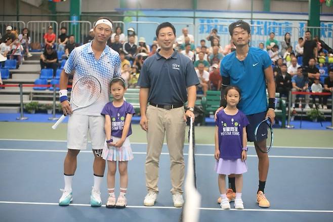 브론즈 배지를 보유한 남성민 국제심판(가운데)이 국제 대회에서 활동하는 모습. 사진=본인 제공