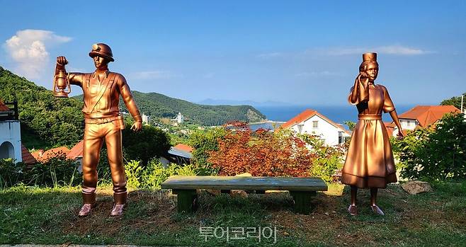 '독일마을 오브제' △파독근로자 동상 1쌍(간호사·광부) △파독근로자 소품(간호사 소형 조형물) △스테인드 글라스 △독일식 공공벤치 △기능성 북보드 등 5종이 시범 설치됐다. /사진-남해군