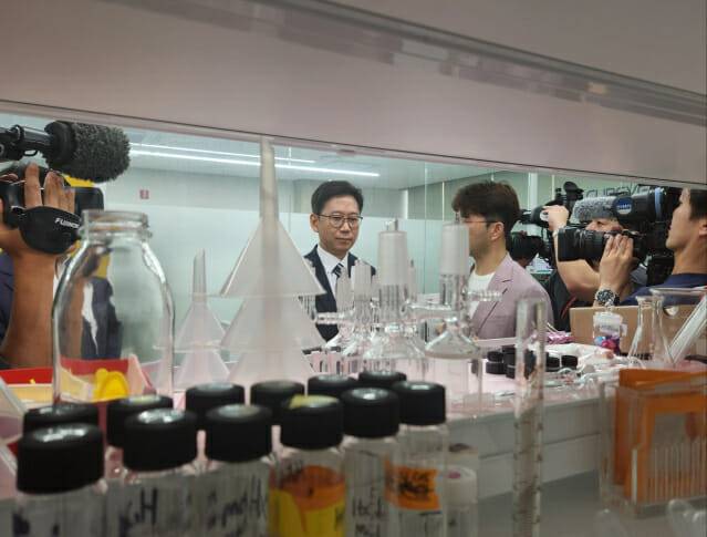 서울바이오허브 입주기업 큐어버스를 찾아 연구 성과를 청취하는 배경훈 장관