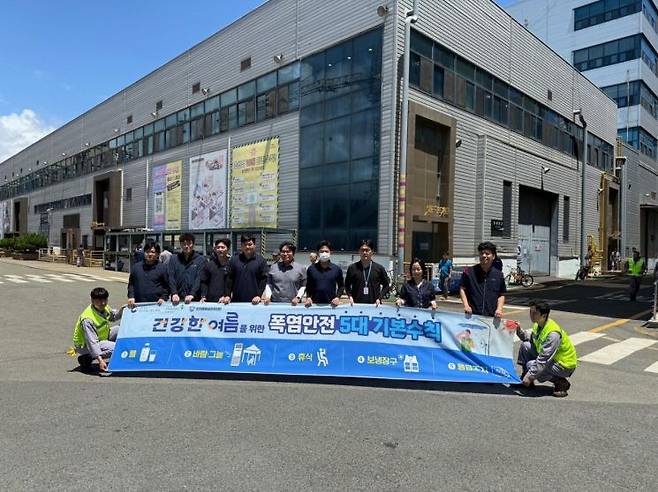 고용노동부 부산지방고용노동청과 안전보건공단 부산광역본부는 21일 부산 HJ중공업에서 조선업 현장 노동자들을 대상으로 안전일터 조성의 날 캠페인을 전개했다.