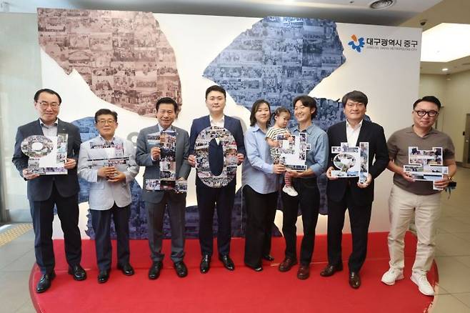 류규하 대구 중구청장(왼쪽 3번째) 등 중구 지역인사들이 27년만에 인구 10만명을 회복한 기념행사 펼치고 있다.