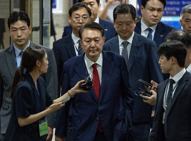 12·3 비상계엄과 관련해 특검의 수사를 받는 윤석열 전 대통령이 지난 9일 서울 서초구 서울중앙지법에서 열린 구속 전 피의자 심문(영장실질심사)이 끝난 뒤 법원을 떠나고 있다. 사진공동취재단 연합뉴스