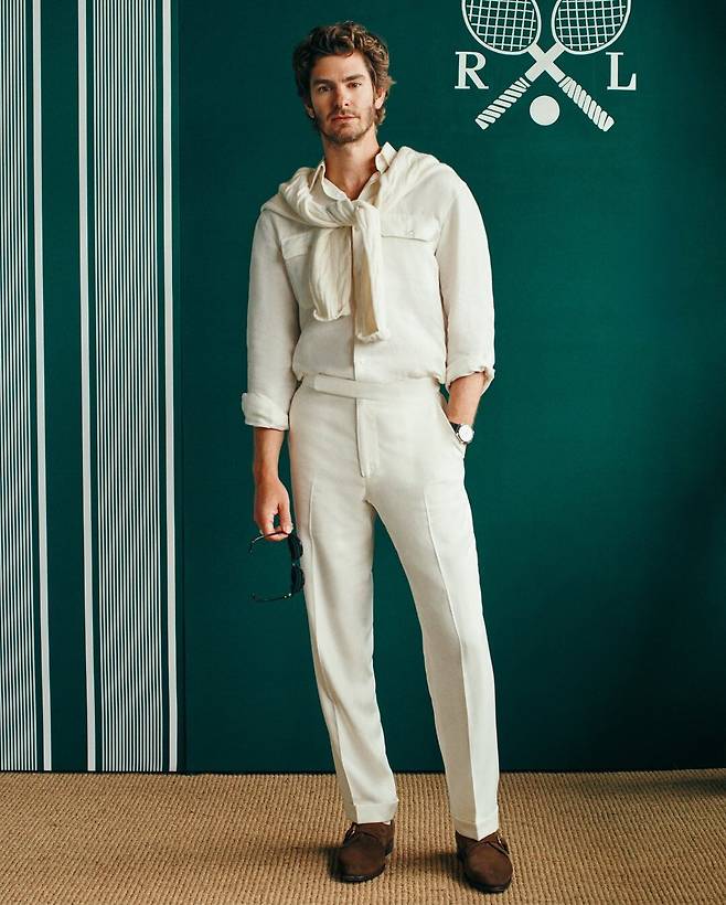 랄프 로렌의 크림 화이트 셔츠와 팬츠, 케이블 니트를 매치한 앤드류 가필드. @ralphlauren