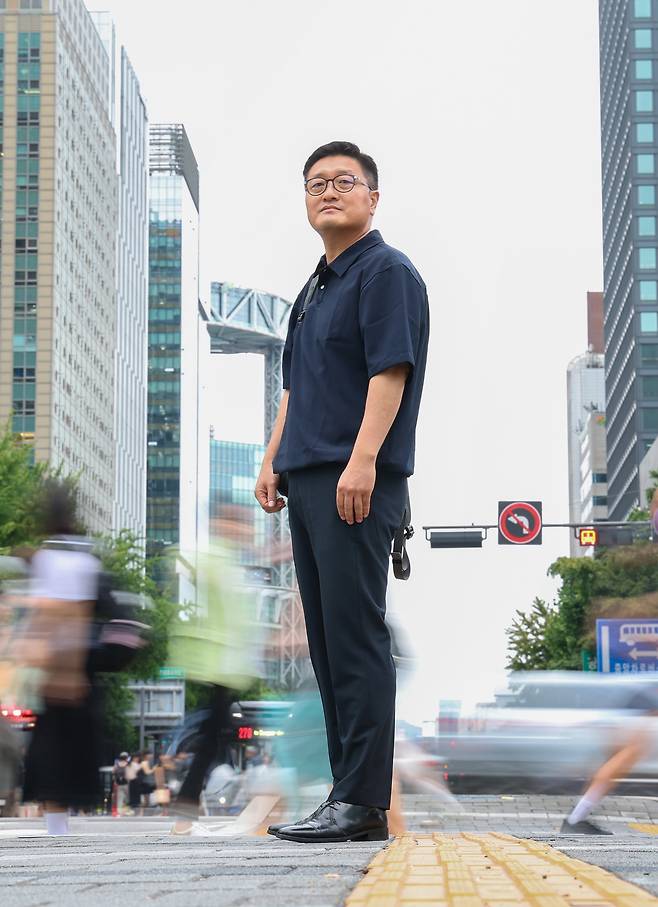 나이 서른에 국회 인턴 비서로 시작해 수석보좌관까지 21년을 여의도에서 국회의원 보좌관으로 일해온 임현은 "법을 만들면서 그 법을 가장 안 지키는 곳이 국회"라고 했다. /장련성 기자
