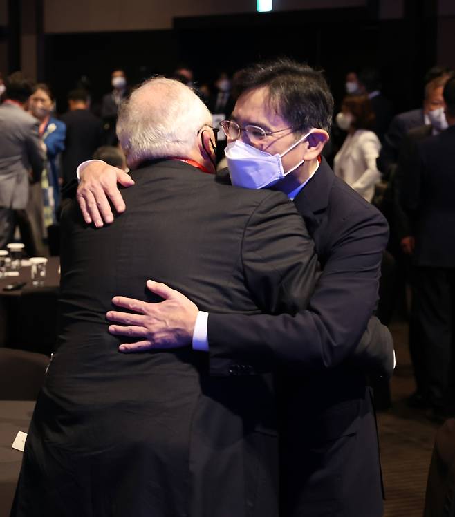 2022년 7월 조선일보사가 주최한 제13회 아시안리더십콘퍼런스에 참석해 이재용 삼성전자 회장과 포옹하는 에드윈 퓰너 헤리티지재단 창립자. /오종찬 기자