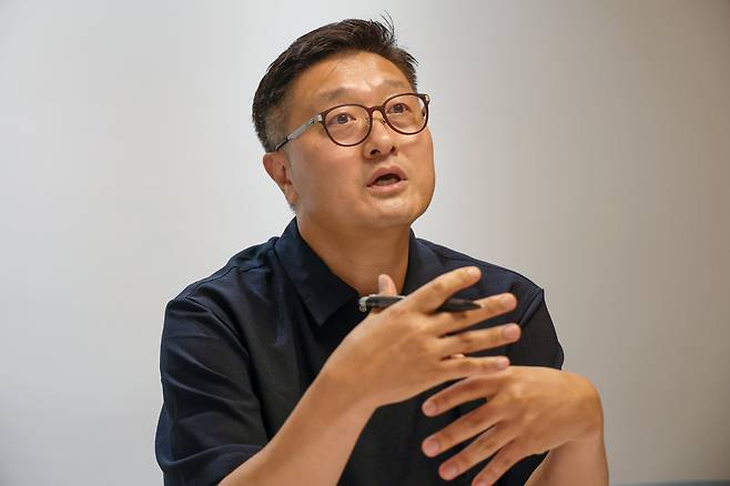 조선일보와 인터뷰하고 있는 임현 보좌관. 그는 고용의 사각지대에 놓인 국회 보좌진의 인권을 보호할 수 있는 시스템이 마련돼야 한다고 말했다. /장련성 기자