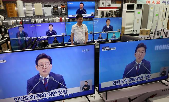 지난 3일 서울 용산구 전자랜드 매장에서 상인이 '대통령의 30일, 언론이 묻고 국민에게 답하다'라는 이재명 대통령 기자회견을 보고 있다.  /뉴스1