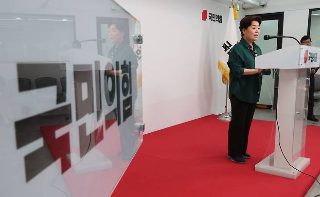 국민의힘 윤희숙 혁신위원장이 지난 10일 서울 여의도 당사에서 제1차 혁신위원회 회의 결과를 브리핑을 하고 있다./연합뉴스