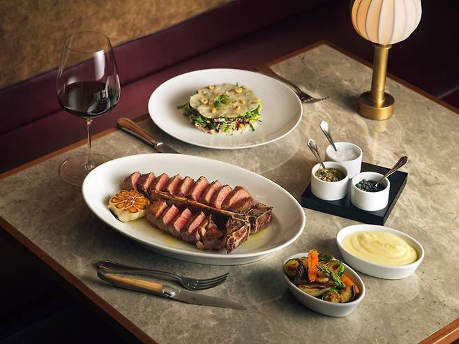 트웰브 신세계백화점 강남점의 시그니처 메뉴 '누룩 드라이 에이징 티본 스테이크'. /신세계 제공
