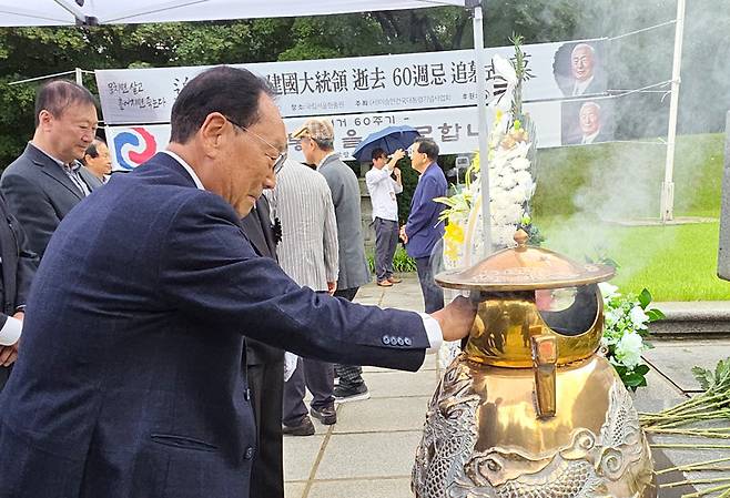 19일 서울 동작구 국립서울현충원에서 열린 이승만 전 대통령 서거 60주기 추모식에서 김남수 이승만건국대통령기념사업회 회장이 분향하고 있다. 이승만건국대통령기념사업회 제공