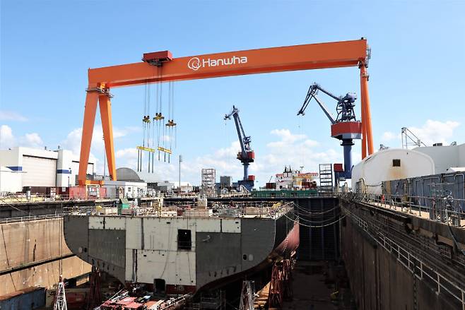 미국 펜실베이니아주 필라델피아의 한화 필리조선소 4번 독(dock)에서 ‘다목적 훈련함(NSMV)’이 건조되고 있다. 한화 필리조선소 제공