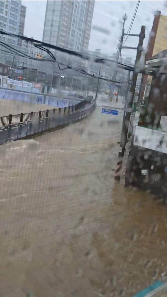 17일 기록적인 폭우가 쏟아져 광주 북구 신안동 신안교 주변이 침수되고 있는 상황. 독자제공