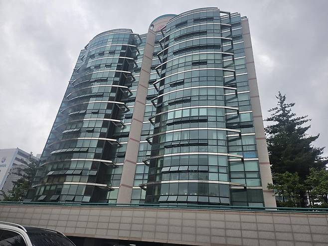 인천 연수구 송도의 한 아파트에서 30대 아들을 사제총기로 살해한 60대 남성 A씨가 서울 도봉구 쌍문동 자택에 사제폭발물을 설치한 사실이 알려지면서 해당 아파트 주민들은 충격에 휩싸였다. 사진은 A씨의 자택. 2025.07.21. 뉴시스.