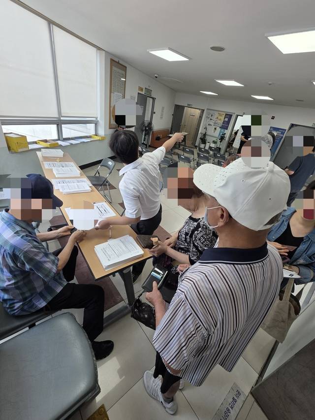 21일 오전 11시 30분, 서울 강서구 염창동 주민센터 3층이 ‘민생회복 소비쿠폰’을 받으려는 주민들로 붐비고 있다. 사진= 김수연기자newsnews@