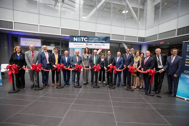 미국 국가반도체기술센터(NSTC)와 운영단체 냇캐스트는 지난 14일(미국 현지시간) 뉴욕주 알바니 나노테크단지에서 극자외선(EUV) 장비 연구 시설인 'EUV 액셀러레이터'를 개소했다. NSTC 및 냇캐스트 관계자,미국 상·하원 의원 등 주요 참석자들이 테이프 커팅식을 진행했다.