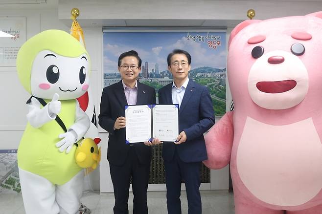 왼쪽부터 최호권 영등포구 구청장과 김재겸 롯데홈쇼핑 대표