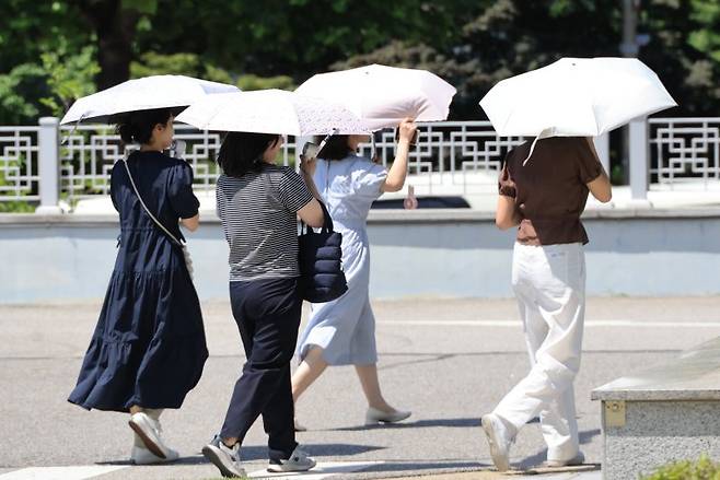 폭염이 이어진 지난 10일 서울 서초구에서 시민들이 내리쬐는 땡볕에 양산을 쓰고 걸어가고 있다. /사진=연합뉴스
