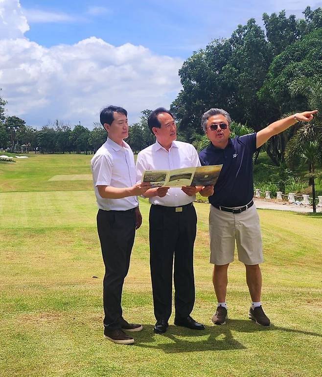 오는 11월 시범 라운드를 준비하기 위해 관계자들과 현장을 둘러보고 있는 정일수 회장(가운데).