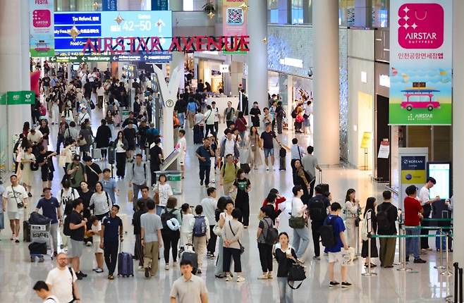 여름 휴가철을 맞은 지난 16일 오전 인천국제공항 1터미널 면세 구역이 여행객으로 붐비고 있다. 사진=뉴시스