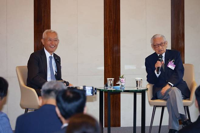 서울대학교 자연과학대학 SPARC 총동창회 주최 제1회 학술문화포럼이 21일 서울 중구 웨스틴조선호텔에서 열렸다. 조완규 전 서울대 총장(오른쪽)과 오종남 SPARC 명예주임교수가 토크 콘서트를 하고 있다. 사진=서동일 기자
