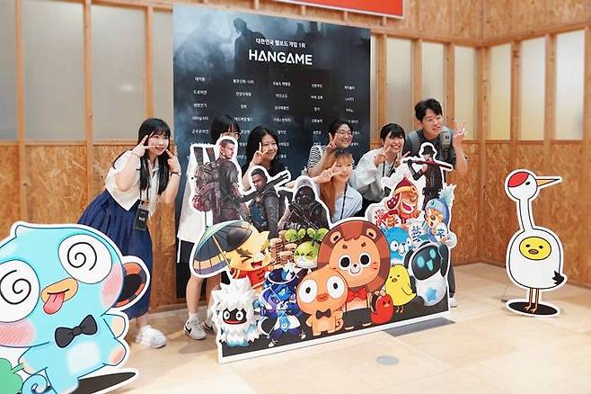 기념 사진을 찍는 참가자들