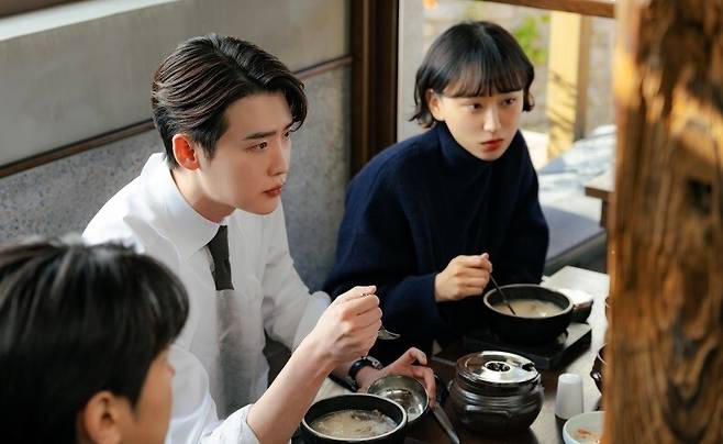 어쏘 변호사들의 성장을 그린 드라마 ‘서초동’ 스틸컷. 법률 분야에 특화된 인공지능 에이전트 서비스가 다수 출시되면서 어쏘 변호사 채용이 줄어들고 있다. 티브이엔(tvN) 제공