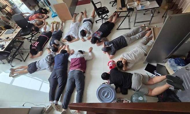 지난달 21일 태국 파타야의 풀빌라에서 붙잡힌 로맨스 스캠 범죄 조직원. 경찰청 제공.
