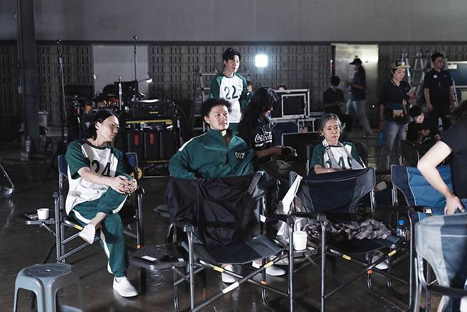 ‘오징어 게임’ 시즌3 촬영장에서 쉬고 있는 배우 노재원(맨 왼쪽)과 양동근, 강애심. 넷플릭스 제공