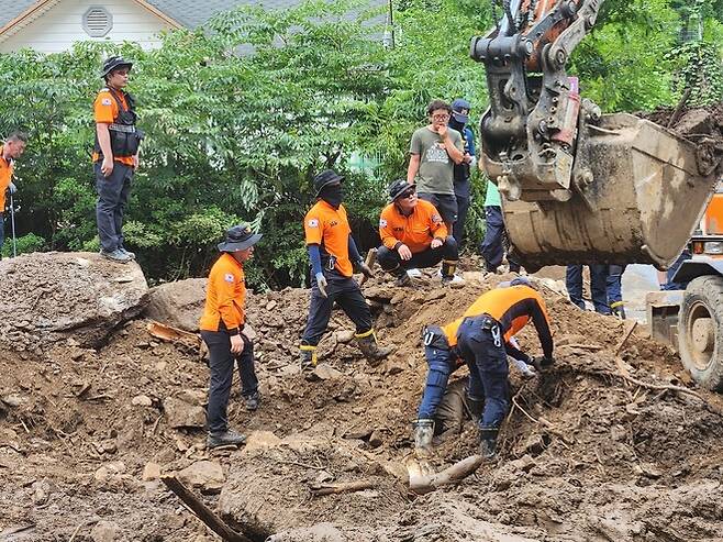 21일 경기도 가평군 북면 제령리에서 구조대원들이 실종자 수색 작업을 하고 있다. 경기도소방재난본부 제공