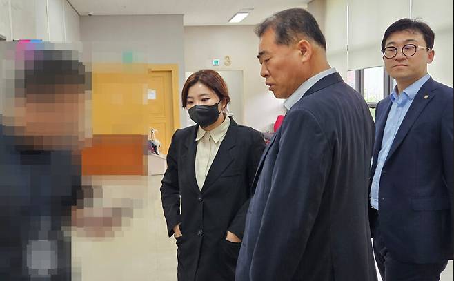 ‘김건희 특검’ 수사관이 21일 오후 창원지법 법정 앞 복도에서 명태균씨 변호인들에게 특검 출석통보서 전달을 시도하고 있다. 최상원 기자