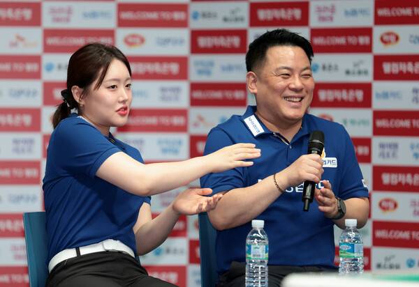 엔에이치(NH)농협카드의 김보미와 조재호가 21일 열린 2025~2026 PBA 팀리그 미디어데이에서 밝게 웃고 있다. PBA 제공