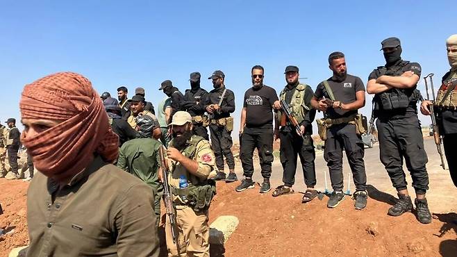 20일(현지시각) 시리아 남주 수와이다시 외곽 검문소에 모여 있는 베두인족 민병대. 비비시