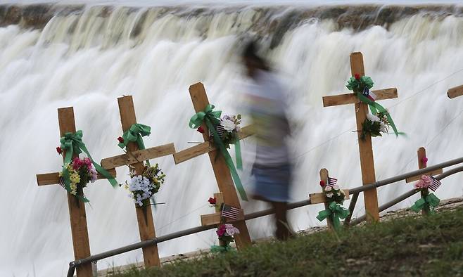 지난 4일 집중호우로 돌발 홍수가 발생하며 130여명이 숨진 텍사스주 커빌에 13일 희생자를 추모하는 십자가가 세워져 있다. AP연합뉴스