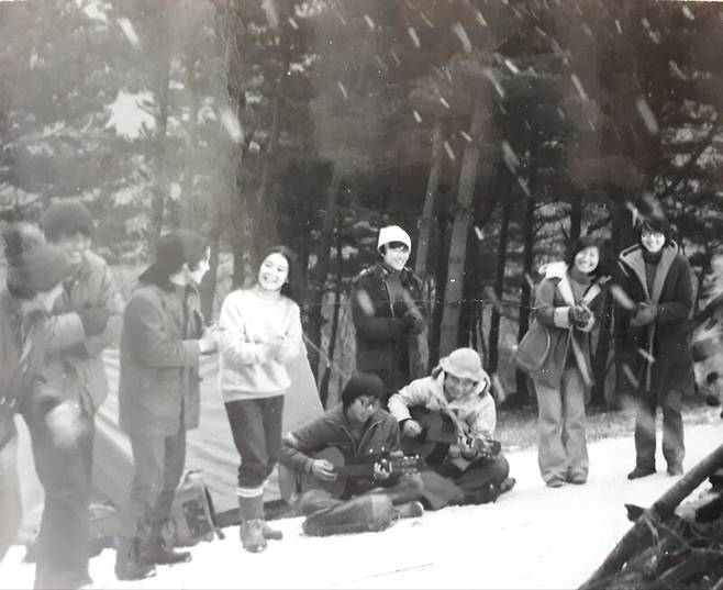 1974년 겨울, 필자(오른쪽 두번째)가 화실 친구들과 함께 설악산에 놀러 갔는데 거기서 윤정희(왼쪽 네번째) 주연의 영화 ‘극락조’를 촬영 중인 김수용 감독팀을 만났다. 우리는 현장에서 캐스팅되어 영화에 찬조 출연하게 되었다. 필자 제공