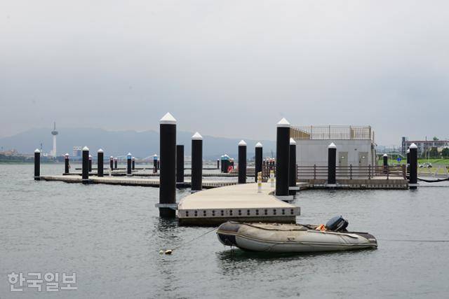 경북 포항시가 100억 원을 투입해 남구 송도동에 설치한 형산강 마리나 계류장은 2023년 말 준공했지만 2년 가까이 개장하지 않아 배가 한 척도 없다. 포항=김정혜 기자