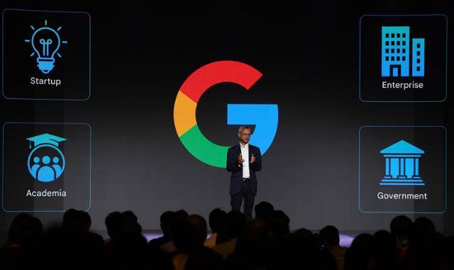 구글 마니쉬 굽타 딥마인드 시니어 디렉터가 2일 서울 강남구 조선 팰리스 호텔에서 열린 '구글 포 코리아'에서 '새로운 가능성을 여는 구글 AI'를 주제로 발언하고 있다. 연합뉴스