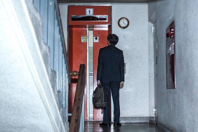 조국 전 조국혁신당 대표가 법무부 장관 시절이었던 2019년 10월 14일, '장관직 자진 사퇴'를 발표한 뒤 서울 서초구 방배동 자택으로 귀가하고 있다. 홍인기 기자