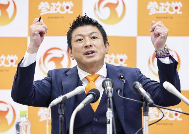 가미야 소헤이 일본 참정당 대표가 참의원 선거가 실시된 20일 도쿄 도내에서 선거 결과에 대한 입장을 밝히고 있다. 우익 정당인 참정당은 이번 선거에서 의석수를 크게 늘리며 약진했다. 도쿄=교도·AP 연합뉴스