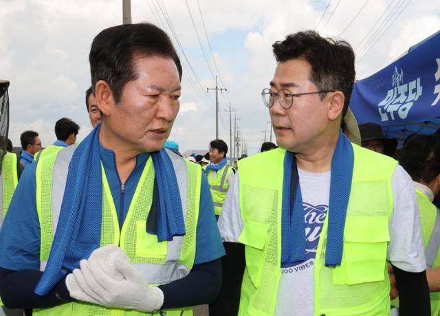 더불어민주당 당대표에 도전한 정청래(왼쪽), 박찬대 의원이 21일 충남 예산 신안면 조곡리에서 수해복구 현장을 찾아 대화하고 있다. 예산=뉴스1