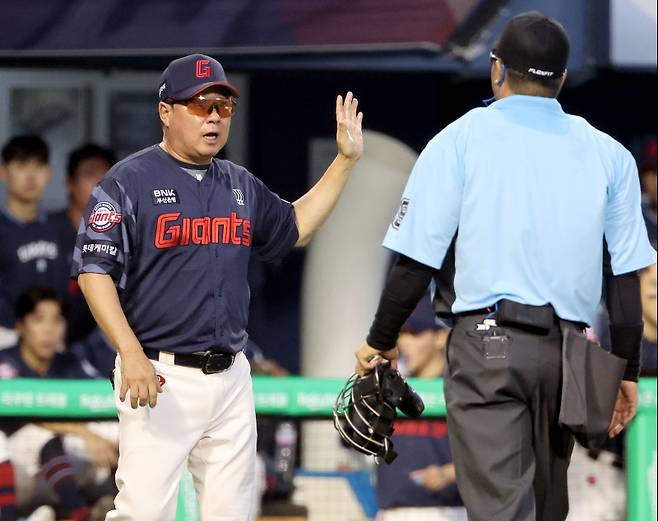 2025 KBO리그 프로야구 LG트윈스와 롯데자이언츠의 경기가 20일 오후 서울 잠실야구장에서 열렸다. 6회말 2사 피치클락으로 오지환에게 볼넷이 주어지자 김태형 감독이 나와 주심에게 어필하고 있다. 잠실=김민규 기자 mgkim1@edaily.co.kr /2025.07.20/