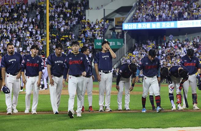 <yonhap photo-4243=""> 롯데 '2위가 눈앞이었는데' (서울=연합뉴스) 김도훈 기자 = 20일 서울 잠실야구장에서 열린 프로야구 2025 신한 SOL 뱅크 KBO리그 롯데 자이언츠와 LG 트윈스 경기에서 2-3으로 역전패한 롯데 선수들이 팬들에게 인사한 뒤 경기장을 나서고 있다. 2025.7.20 superdoo82@yna.co.kr/2025-07-20 21:07:18/ <저작권자 ⓒ 1980-2025 ㈜연합뉴스. 무단 전재 재배포 금지, AI 학습 및 활용 금지></yonhap>