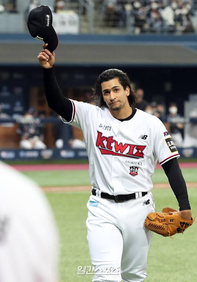 "2021프로야구 KBO포스트시즌 kt위즈와 두산베어스의 한국시리즈 1차전이 14일 오후 서울 고척스카이돔에서 열렸다. 8회초 2사 1루 쿠에바스가 교체되며 박수를 보내는 팬들에게 모자를 벗어 인사하고 있다. 고척=김민규 기자 kim.mingyu@joongang.co.kr /2021.11.14/"