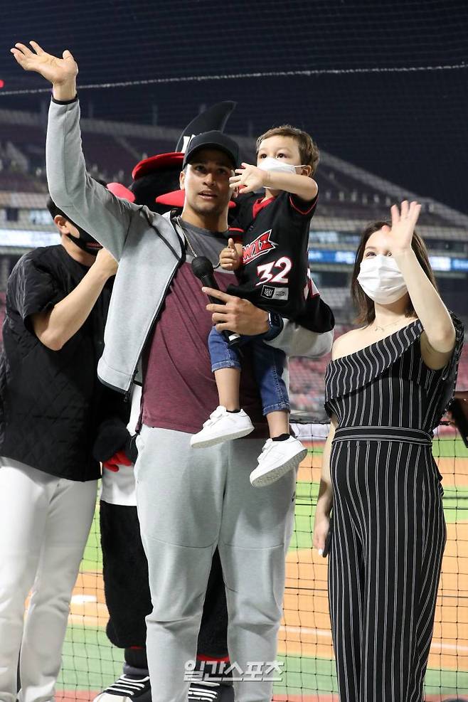 "022 KBO리그 LG트윈스와 KT위즈의 경기가 18일 오후 수원 kt위즈파크에서 열렸다. 퇴출 통보를 받은 쿠에바스가 경기중간 응원석에서 팬들에게 작별인사하고있다. 쿠에바스는 정규시즌 개막 이후 단 두 경기에 출전했지만, 팔꿈치 통증으로 시즌을 다 소화하지 못한 채 새 외국인 투수 벤자민으로 교체된다 수원=정시종 기자&nbsp;