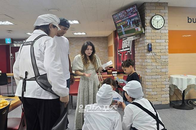 20일 경기에 앞서 식당 직원들을 찾은 쿠에바스 가족. 수원=윤승재 기자