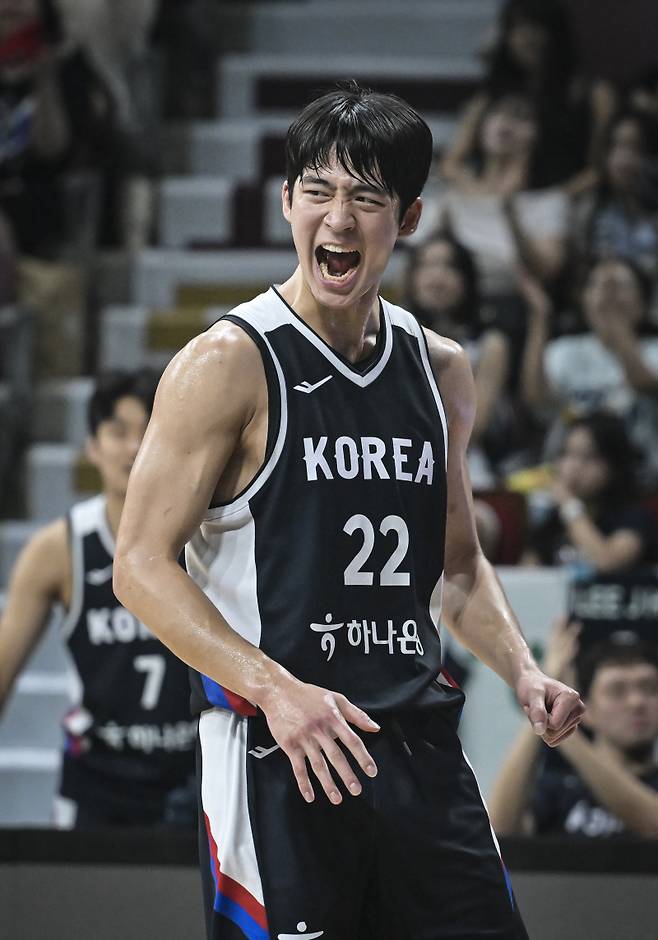 남자농구 대표팀 여준석이 대표팀 20일 열린 카타르와의 2025 남자농구 국가대표 평가전서 득점 후 환호하고 있다. 사진=대한민국농구협회
