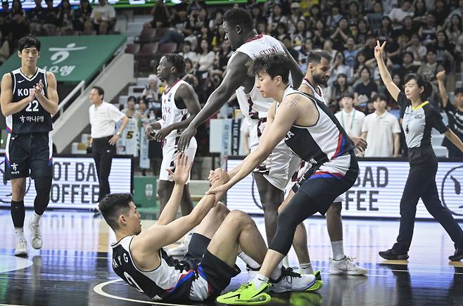 20일 안양정관장아레나에서 열린 2025 남자농구 국가대표 평가전 한국과 카타르의 경기. 대표팀 이현중이 하윤기(아래)를 일으켜 세우고 있다. 사진=대한민국농구협회