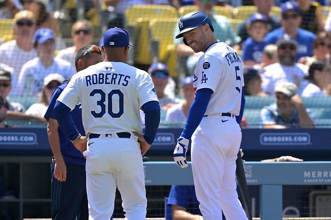 <yonhap photo-2082="">21일 밀워키전에서 몸에 맞는 공으로 교체되는 프레디 프리먼. [AFP=연합뉴스]</yonhap>